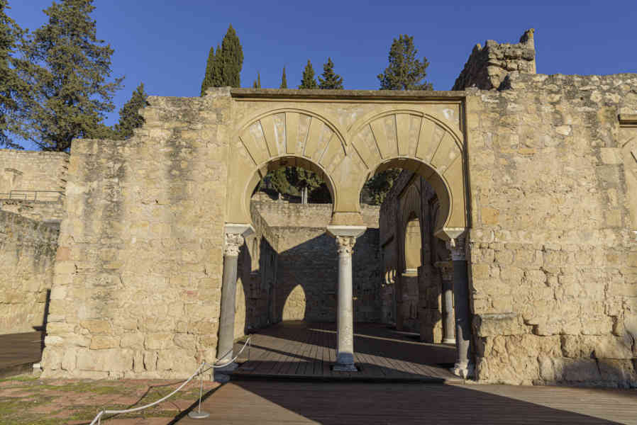 Córdoba - conjunto arqueológico Madinat al-Zahra o ciudad califal de Medina Azahara - basílica superior 2.jpg